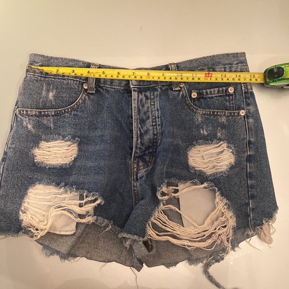 Brand new SIGNATURE 8 distressed denim cutoffs shorts Sz. L - Picture 10 of 11